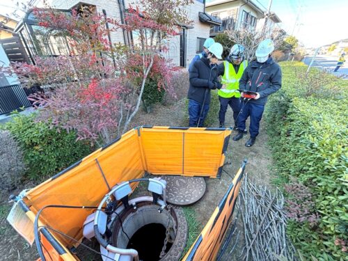 ドローンによる下水道点検の現場。作業員は地上の安全な場所から操縦（以下の写真：ブルーイノベーション）