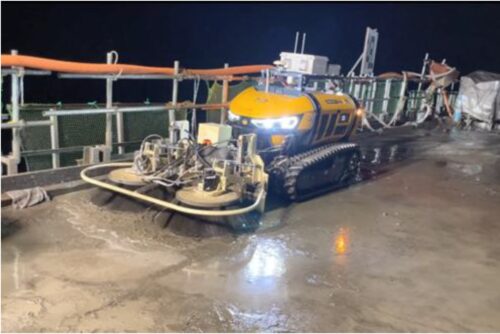 グリーンカット作業の様子。2つの回転ブラシでコンクリート表面をこすりながら、高圧水で洗浄していく