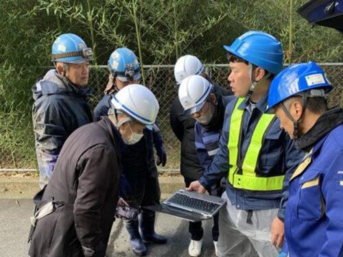 現場での映像確認の様子