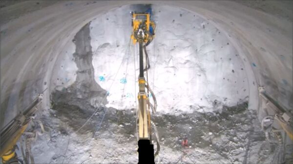 切羽に親ダイを連続装填するロボット(以下の写真:大林組)