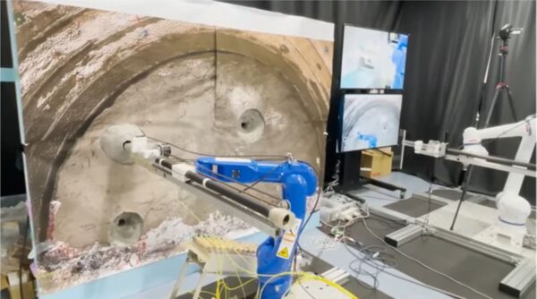 リアルハプティクスで力加減を感じながら親ダイを穴の奥まで送り込む