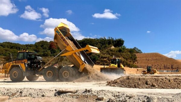 新名神高速道路の建設現場で盛土作業の自動化施工を行う自動ブルドーザーと自動振動ローラー（以下の写真、資料：NEXCO西日本、鹿島）