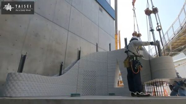 オフサイト方式で造形された埋設型枠部材を現場に設置する作業