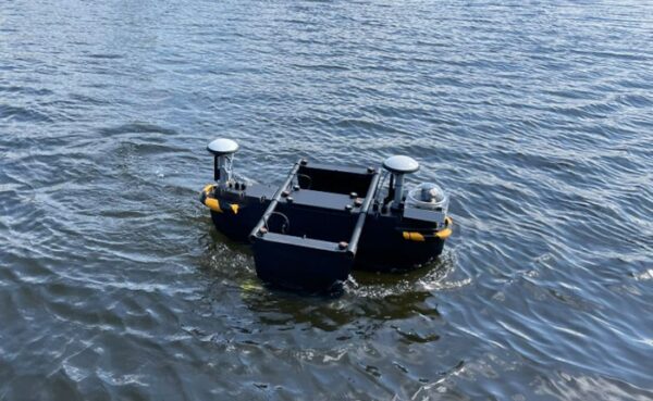 深浅測量用マルチビームソナーを搭載した水上ドローン「FBUSV-1」（以下の写真、資料：古野電気）