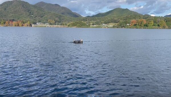 ダム湖の底を3Dスキャンしながら自動航行する水上ドローン