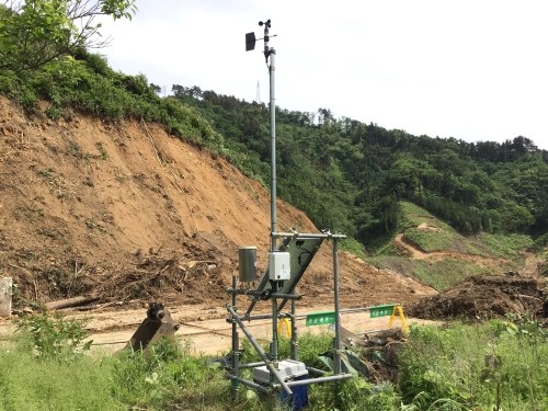 現場に設置した気象などの観測機器