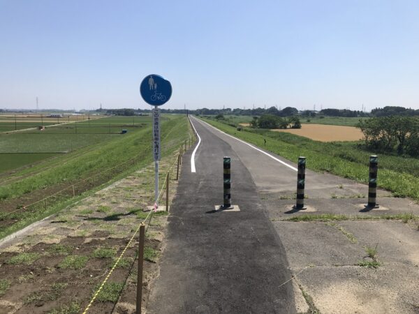 河川の堤防には、柵や道路、コンクリート構造物なども多い。センチメートル級精度の自動運転が可能になれば、手作業で仕上げる部分も大幅に減りそうだ（写真：家入龍太）