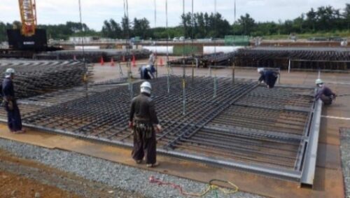 従来工法による配筋作業（以下の写真：鹿島）