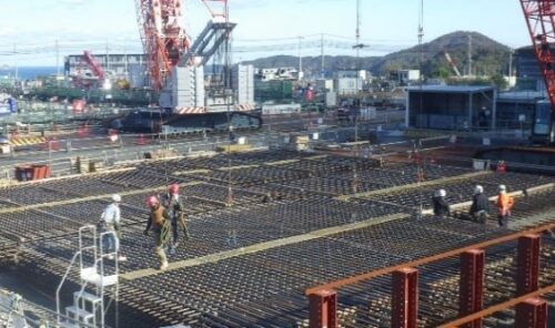 現場に並べられた鉄筋ユニット