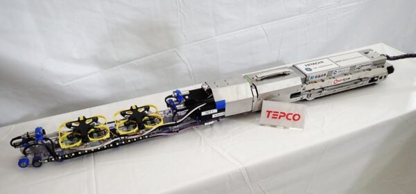 インストール装置のモックアップ。2台のマイクロドローンを搭載した部分が格納容器内に突き出し、ドローンを離発着させるのに使われる