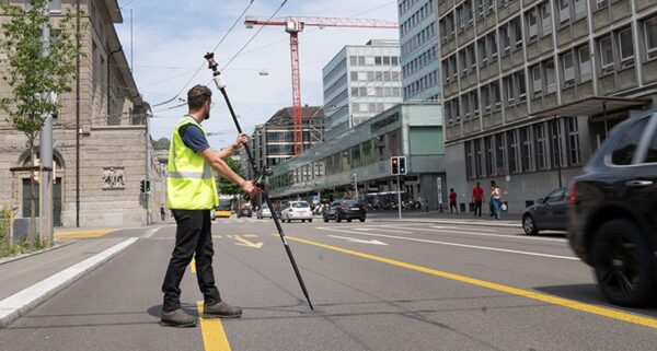 傾斜補正機能付きプリズムポール「Leica AP20 AutoPole」とのセット使用でロスト回復もスムーズに