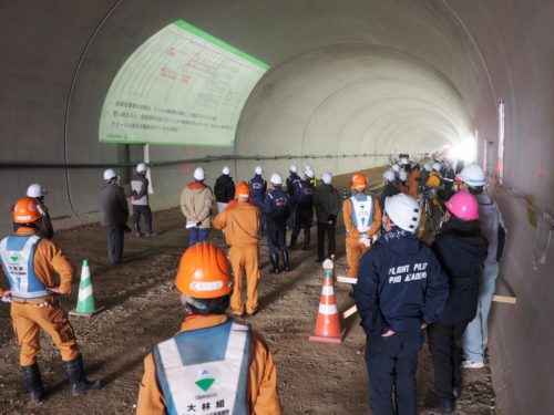 久井原トンネルの建設現場で行われた発表会