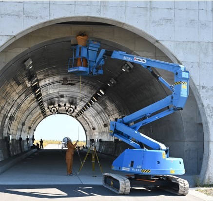 高所作業車やメジャーによるトンネル出来形の計測作業