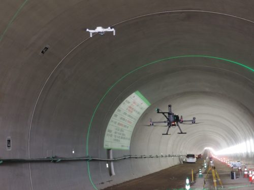 ドローン2機によるトンネル内壁と、計測リングの奥行き方向の距離計測