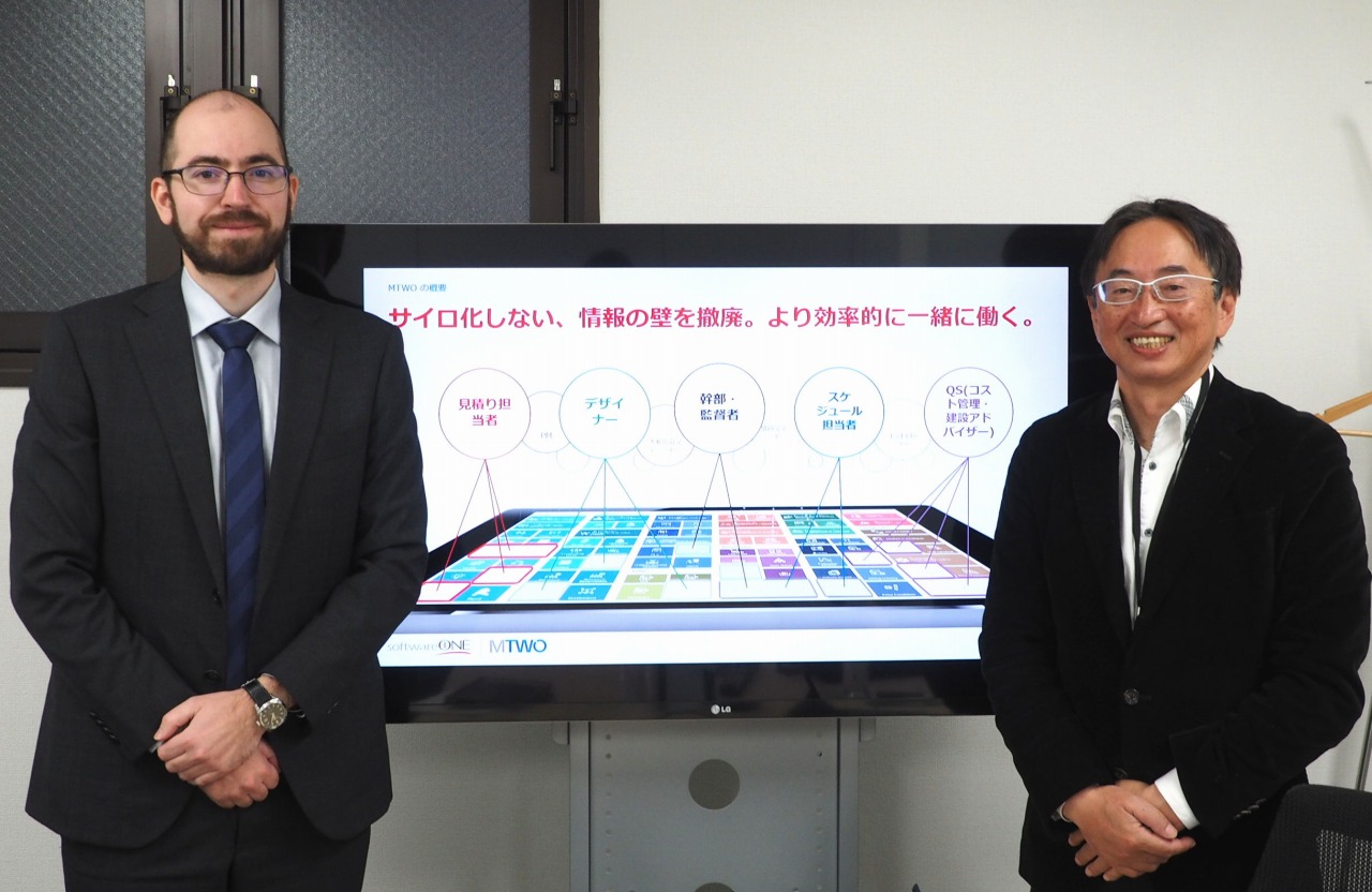 BIMモデルと連動し、建設会社の経営をデジタルツイン化する完全建設クラウド「MTWO」を展開するSoftwareONE Japanのコンサルタントリーダー、ミハイロヴ・イスクレン氏（左）とディレクターの内山敏昭氏（右）