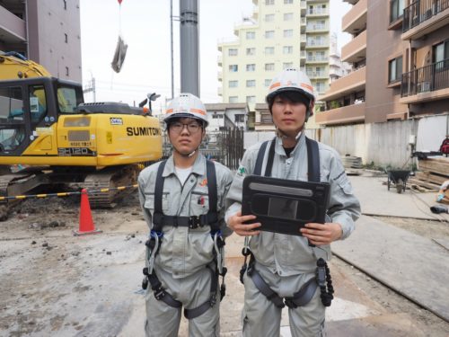 東京都荒川区内のマンション建設現場でPRODOUGUを使用する施工管理者