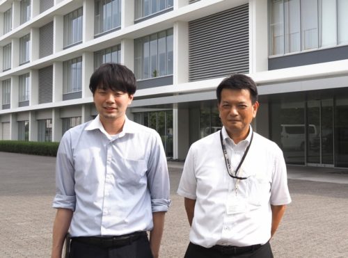 鹿島技術研究所本館前にて。古川大志氏（左）と高井剛氏（右）
