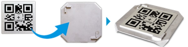 現場で簡単に設置できる「快測ScanメタルQRセット」。金属製のQRプレート（左）と設置治具（中央）を組み合わせ、1セット10枚組、5.5万円(税込み)