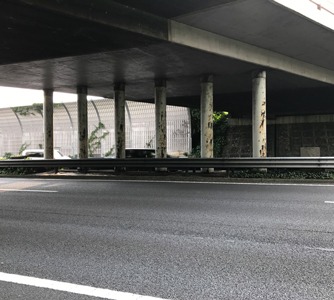 既設の高架橋と交差する道路