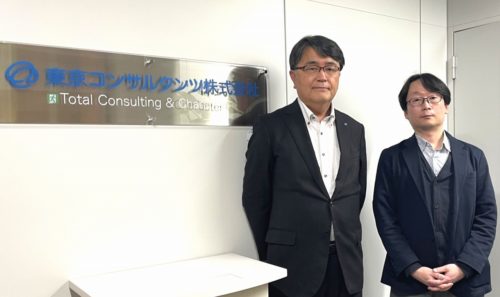 東京コンサルタンツ 常務取締役の松田正人氏（左）と業務管理部ICT推進室長の坂本靖典氏（右）