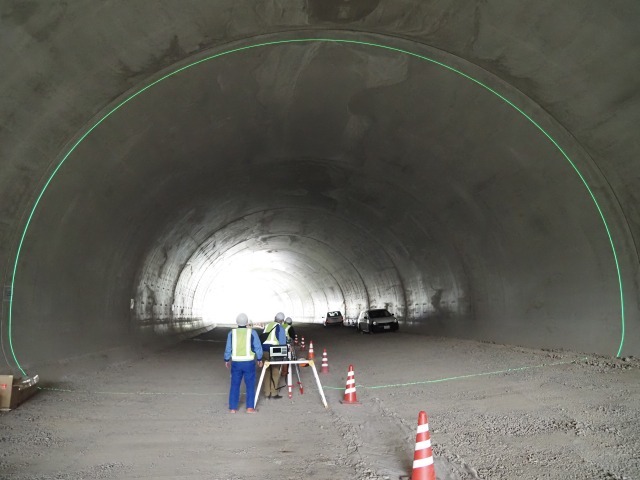 リングレーザーを照射したトンネル内壁