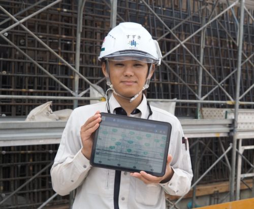 新開発の「蔵衛門配筋カメラ」を現場で検証する大成建設の工事係、鈴木輝氏