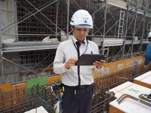 現場で撮った工事写真はクラウドにアップロードされる。その場で自動仕分けされ、時短にも有効だ