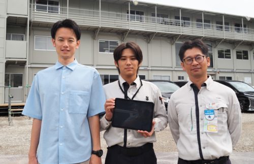 「蔵衛門配筋カメラ」をテスト中の現場事務所前で。左から平田祐之介氏、鈴木輝氏、工事課長の小川雅弘氏
