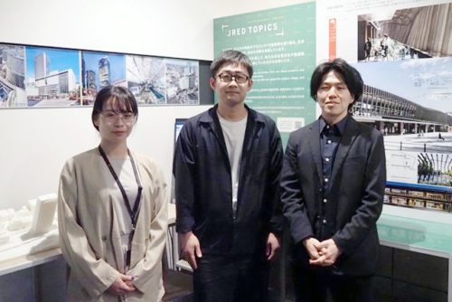 BIM等の設計DXに取り組む、JRE設計のメンバー。左から広瀬菜摘氏(技術本部IT推進部 兼 プロジェクトデザイン本部 デジタルソリューション部)、二ノ宮 正行 氏(技術本部 IT推進部 兼 プロジェクトデザイン本部 都市開発部門 兼 デジタルソリューション部)、水谷 慶 氏 (プロジェクトデザイン本部 デジタルソリューション部 CGデザインチーム)