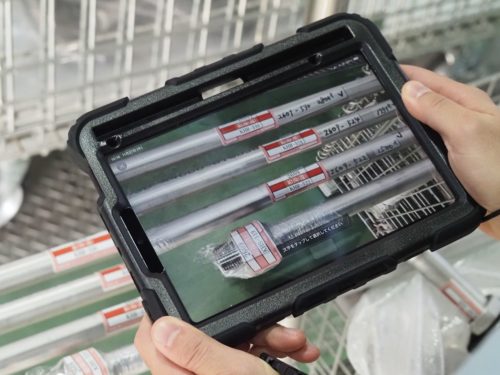 iPadのカメラで配管のラベルを映す