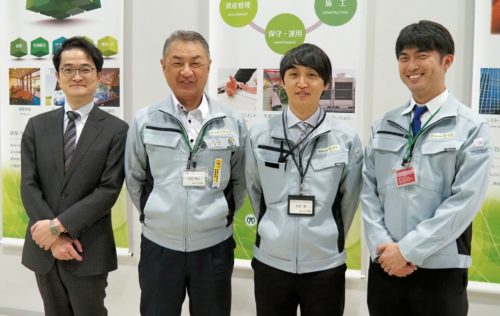 「加工管仕分けシステム」の開発にかかわったメンバー。左からミラリスタ代表取締役の金野幸治氏、ヤマト執行役員の北村秀弘氏、同技術部品質管理課課長の宮野翼氏、同技術部技術課主査の鈴木航平氏