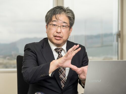 福井コンピュータ 企画部 土木商品企画室 朝倉正敏氏。手前のPCが検証に使用したDAIV Z6