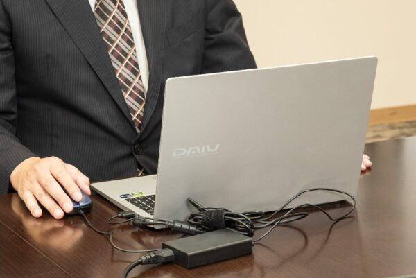 本体、充電用ACアダプターともにコンパクトかつ軽量で携帯性が高い