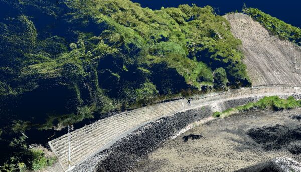 ドローンの点群にスマホで地上から計測した道路部の点群を重ね合わせたところ。どちらの点群もRTK-GNSSベースなので位置合わせは自動的に完了する