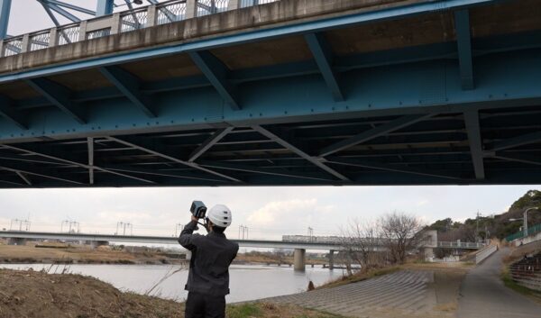 200m先まで測れるLRTK LiDARによる橋梁の点群計測風景