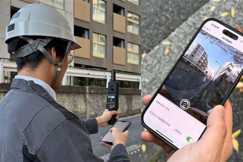 LRTK 360による写真撮影。撮影地点の座標や方位を360度写真にひも付けられる