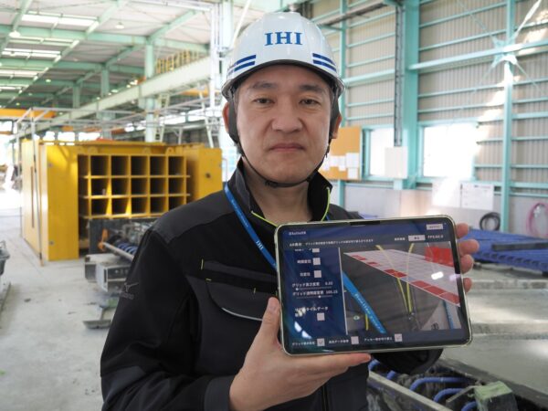 IHIインフラスクエア滋賀工場で「DXsite XR」を検証する同社の小林崇氏